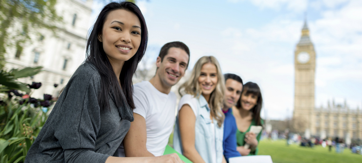 Étudiants sur la terasse