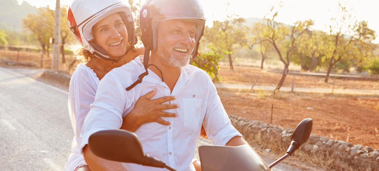 Couple d'âge mûr sûr un scooter à moteur