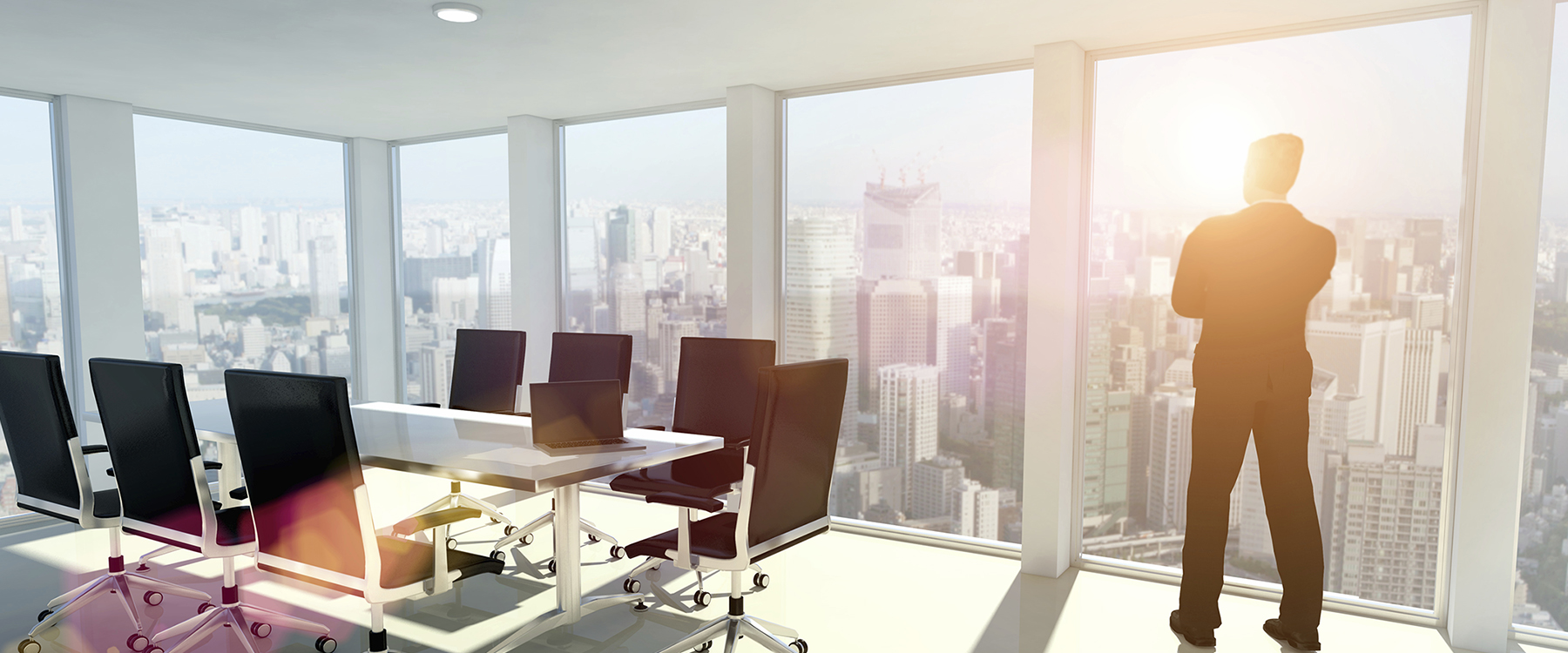 Homme d'affaire debout dans son bureau