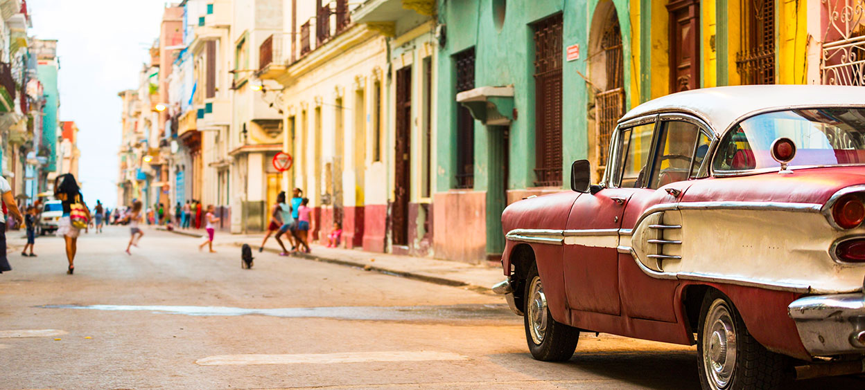 Rues de la Havane à Cuba avec voitures américaines vintage