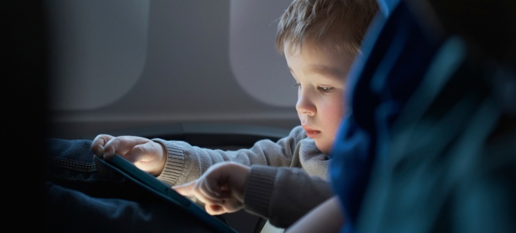 Un enfant dans un avion