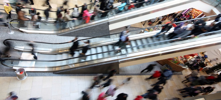 Escalator dans un centre commercial